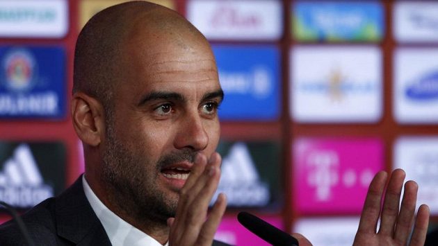 Trenér Pep Guardiola na tiskové konferenci při slavnostním začátku jeho angažmá v Bayernu Mnichov. Trenér Pep Guardiola na tiskové konferenci při slavnostním začátku jeho angažmá v Bayernu Mnichov.