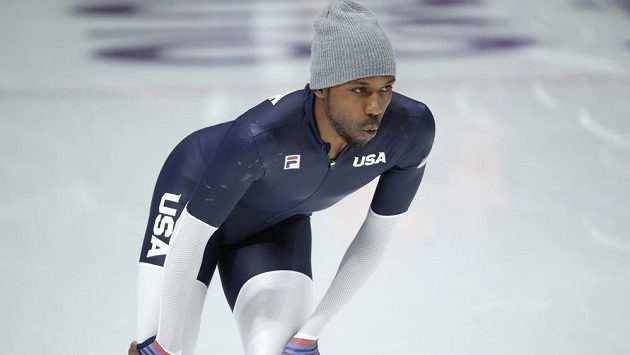 Americký rychlobruslař Shani Davis při tréninku v olympijském areálu. Americký rychlobruslař Shani Davis při tréninku v olympijském areálu.