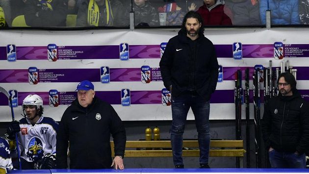 Útočník Kladna Jaromír Jágr (druhý zprava) stojí v civilním oblečení na střídačce, do utkání v Přerově nenastoupil. Útočník Kladna Jaromír Jágr (druhý zprava) stojí v civilním oblečení na střídačce, do utkání v Přerově nenastoupil.