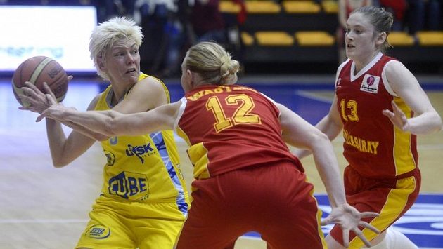 Jelena Škerovičová z USK Praha se anží přelstít dvojici Ann Wautersová a Lindsay Whalenová z Galatasaraye Istanbul. Jelena Škerovičová z USK Praha se anží přelstít dvojici Ann Wautersová a Lindsay Whalenová z Galatasaraye Istanbul.