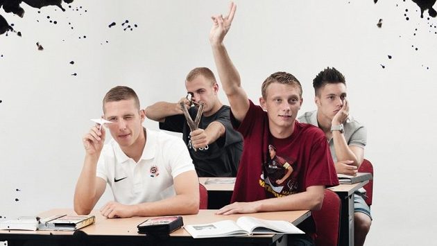 Školáci zpátky do lavic - zleva letenští mladíci Kadeřábek, Skalák, Krejčí a Kadlec. Školáci zpátky do lavic - zleva letenští mladíci Kadeřábek, Skalák, Krejčí a Kadlec.