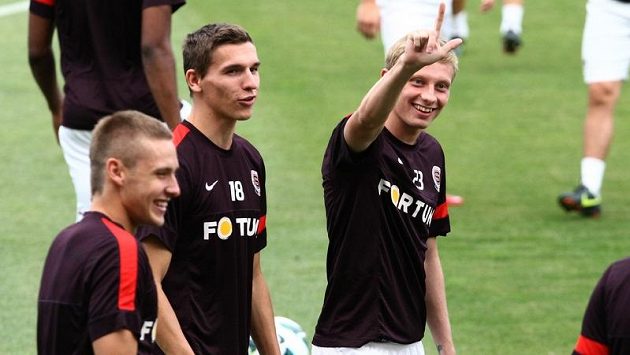 Sparta patří mezi nejkvalitnější líhně fotbalových talentů v Evropě. Na snímku (zleva Pavel Kadeřábek, David Pavelka a Ladislav Krejčí ) Sparta patří mezi nejkvalitnější líhně fotbalových talentů v Evropě. Na snímku (zleva Pavel Kadeřábek, David Pavelka a Ladislav Krejčí )