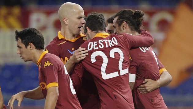 Argentinský útočník Daniel Osvaldo (vpravo) z týmu AS Řím se raduje ze vstřelení branky do sítě FC Turín. Argentinský útočník Daniel Osvaldo (vpravo) z týmu AS Řím se raduje ze vstřelení branky do sítě FC Turín.