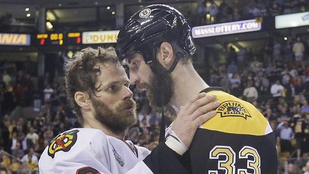 Michal Handzuš z Chicaga (vlevo) chlácholí Zdena Cháru z Bostonu. Michal Handzuš z Chicaga (vlevo) chlácholí Zdena Cháru z Bostonu.