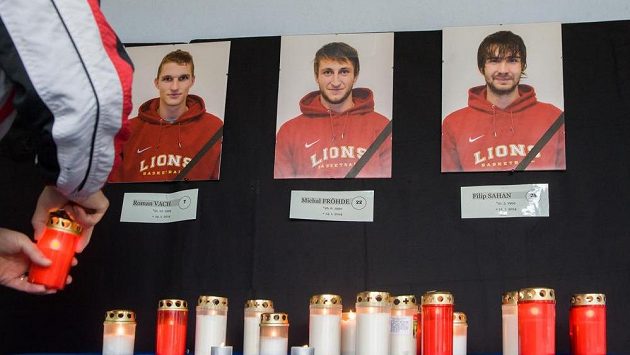 Spoluhráči tragicky zesnulých basketbalistů Jindřichova Hradce Michala Fröhdeho, Filipa Sahana a Romana Vacha se 15. ledna setkali k tryzně před jindřichohradeckou sportovní halou. Spoluhráči tragicky zesnulých basketbalistů Jindřichova Hradce Michala Fröhdeho, Filipa Sahana a Romana Vacha se 15. ledna setkali k tryzně před jindřichohradeckou sportovní halou.