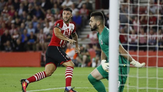 Charlie Austin ze Southamptonu (vlevo) se raduje poté, co překonal sparťanského brankáře Tomáše Koubka. Charlie Austin ze Southamptonu (vlevo) se raduje poté, co překonal sparťanského brankáře Tomáše Koubka.