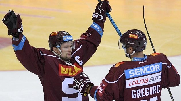 Hráči Sparty Petr Vrána (vlevo) a Blaž Gregorc se radují z třetího gólu proti Varům. Hráči Sparty Petr Vrána (vlevo) a Blaž Gregorc se radují z třetího gólu proti Varům.