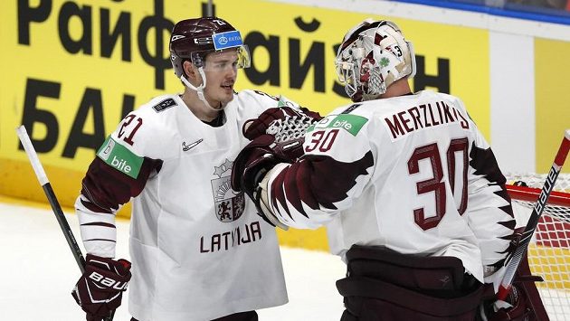 Lotyšský útočník Rudolfs Balcers a gólman Elvis Merzlikins se radují po zápase s Nory. Lotyšský útočník Rudolfs Balcers a gólman Elvis Merzlikins se radují po zápase s Nory.