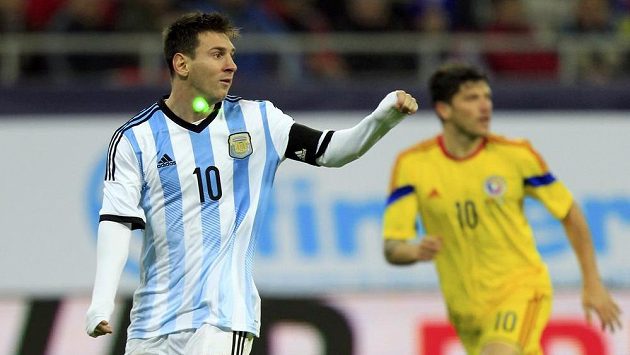 Kapitán argentinské reprezentace Lionel Messi se v Bukurešti musel smířit s tím, že na něj fanoušci Rumunska svítili laserem. Kapitán argentinské reprezentace Lionel Messi se v Bukurešti musel smířit s tím, že na něj fanoušci Rumunska svítili laserem.