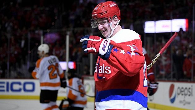 Útočník Washingtonu Jakub Vrána slaví gól proti Philadelphii. Útočník Washingtonu Jakub Vrána slaví gól proti Philadelphii.