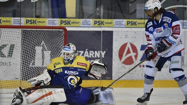 Brankář Zlína Libor Kašík a Peter Mueller z Brna. Brankář Zlína Libor Kašík a Peter Mueller z Brna.