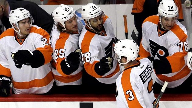 Radko Gudas se raduje se poluhráči na střídačce z gólu na ledě Chicaga. Radko Gudas se raduje se poluhráči na střídačce z gólu na ledě Chicaga.
