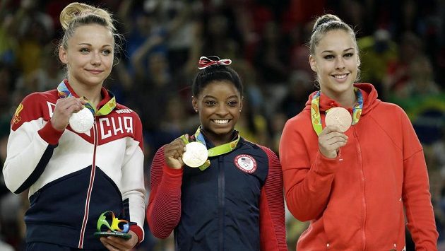 Simone Bilesová suverénně ovládla přeskok. Vpravo třetí Giulia Steingruberová ze Švýcarska, vlevo druhá Ruska Maria Paseková. Simone Bilesová suverénně ovládla přeskok. Vpravo třetí Giulia Steingruberová ze Švýcarska, vlevo druhá Ruska Maria Paseková.