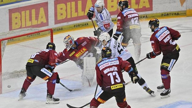 Jan Hladonik z Karlových Varů (uprostřed) dává gól brankáři Sparty Alexanderu Salákovi. Jan Hladonik z Karlových Varů (uprostřed) dává gól brankáři Sparty Alexanderu Salákovi.