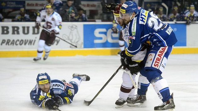 Brněnský hokejový obránce Tomáš Žižka (vpředu vlevo), sparťanský útočník Lukáš Pech a forvard Komety Jakub Koreis (první zprava) v semifinále play off extraligy. Brněnský hokejový obránce Tomáš Žižka (vpředu vlevo), sparťanský útočník Lukáš Pech a forvard Komety Jakub Koreis (první zprava) v semifinále play off extraligy.