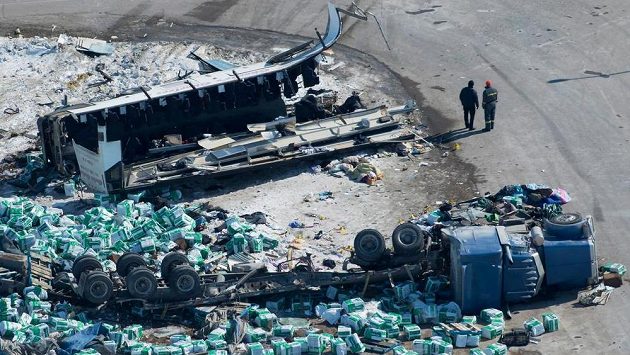 Čtrnáct lidí zahynulo a čtrnáct dalších utrpělo zranění, při tragické dopravní nehodě autobusu přepravujícího kanadský juniorský hokejový tým Humboldt Broncos. Čtrnáct lidí zahynulo a čtrnáct dalších utrpělo zranění, při tragické dopravní nehodě autobusu přepravujícího kanadský juniorský hokejový tým Humboldt Broncos.