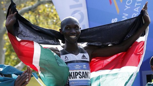 Keňan Wilson Kipsang slaví své vítězství na maratónu v New Yorku. Keňan Wilson Kipsang slaví své vítězství na maratónu v New Yorku.