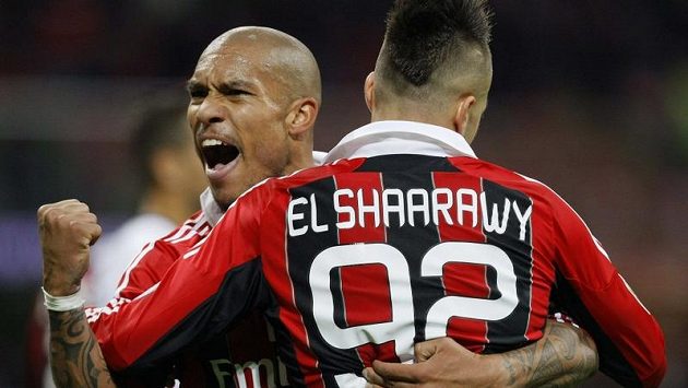 Útočník AC Milán Stephan El Shaarawy (s číslem 92) se raduje se spoluhráčem Nigelem De Jongem z vítězného gólu do sítě Janova. Útočník AC Milán Stephan El Shaarawy (s číslem 92) se raduje se spoluhráčem Nigelem De Jongem z vítězného gólu do sítě Janova.