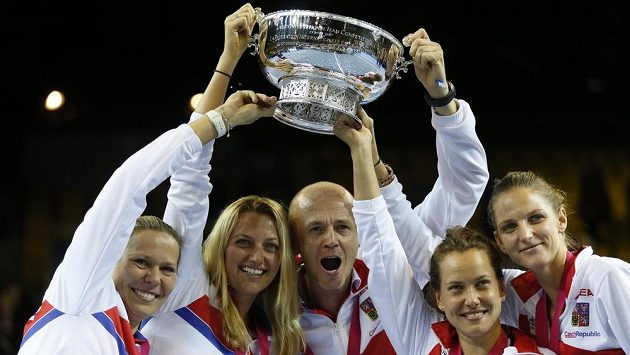 Radost českých tenistek a kapitána Petra Pály z fedcupového triumfu ve Štrasburku. Radost českých tenistek a kapitána Petra Pály z fedcupového triumfu ve Štrasburku.