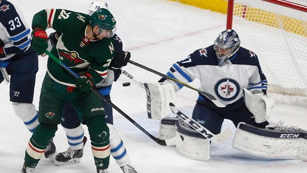Brankář Winnipegu Connor Hellebuyck během čtvrtého zápasu série s Minnesotou. Brankář Winnipegu Connor Hellebuyck během čtvrtého zápasu série s Minnesotou.
