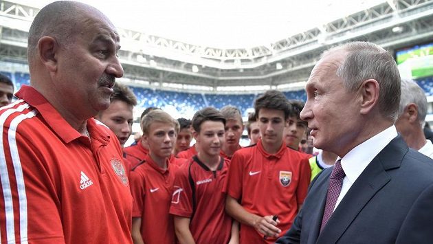 Trenér ruských fotbalistů Stanislav Čerčesov přijímá gratulaci od ruského prezidenta Vladimíra Putina. Trenér ruských fotbalistů Stanislav Čerčesov přijímá gratulaci od ruského prezidenta Vladimíra Putina.