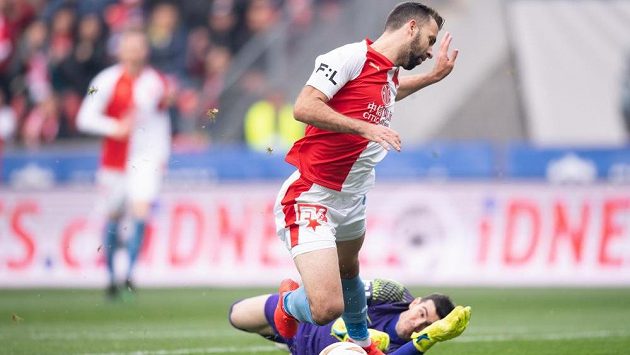 Josef Hušbauer padá po zákroku sparťanského gólmana Josef Hušbauer padá po zákroku sparťanského gólmana
