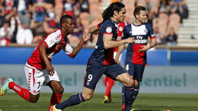 Fotbalista Paris St. Germain Edinson Cavani v utkání proti Remeši. Fotbalista Paris St. Germain Edinson Cavani v utkání proti Remeši.