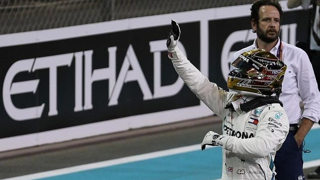 Lewis Hamilton zdraví diváky na okruhu Yas Marina po triumfu v kvalifikaci na Velkou cenu Abú Zabí. Lewis Hamilton zdraví diváky na okruhu Yas Marina po triumfu v kvalifikaci na Velkou cenu Abú Zabí.