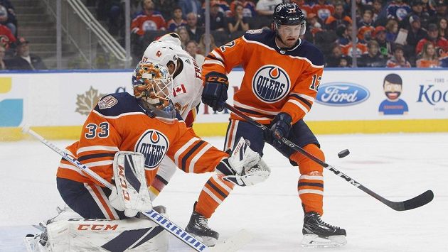 Český obránce ve službách Edmontonu Jakub Jeřábek ve spolupráci s brankářem Camem Talbotem řeší nájezd Michaela Frolika z Calgary. Český obránce ve službách Edmontonu Jakub Jeřábek ve spolupráci s brankářem Camem Talbotem řeší nájezd Michaela Frolika z Calgary.