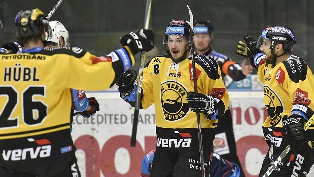 Hráči Litvínova se radují z gólu v Chomutově, zleva Viktor Hübl, František Gerhát a František Lukeš. Hráči Litvínova se radují z gólu v Chomutově, zleva Viktor Hübl, František Gerhát a František Lukeš.