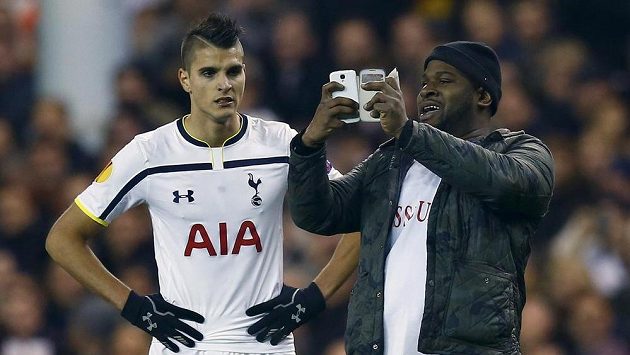 Erik Lamela z Tottenhamu v utkání s Partizanem Bělehrad nevěřícně přihlíží počínání jednoho z diváků. Erik Lamela z Tottenhamu v utkání s Partizanem Bělehrad nevěřícně přihlíží počínání jednoho z diváků.