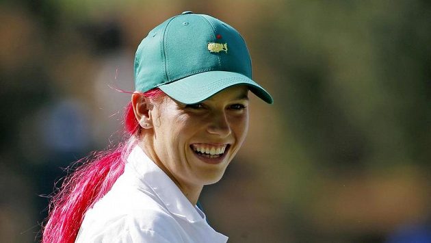 Caroline Wozniacká v roli caddyho svého partnera Roryho McIlroye. Caroline Wozniacká v roli caddyho svého partnera Roryho McIlroye.
