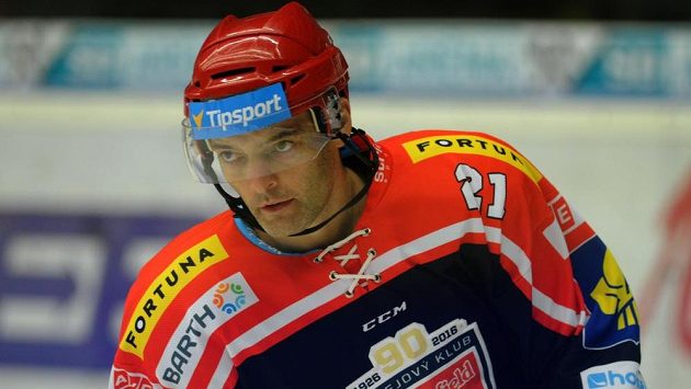Útočník Mountfieldu Jaroslav Kudrna v utkání proti Chomutovu nastoupil k 800. extraligovému duelu. Útočník Mountfieldu Jaroslav Kudrna v utkání proti Chomutovu nastoupil k 800. extraligovému duelu.