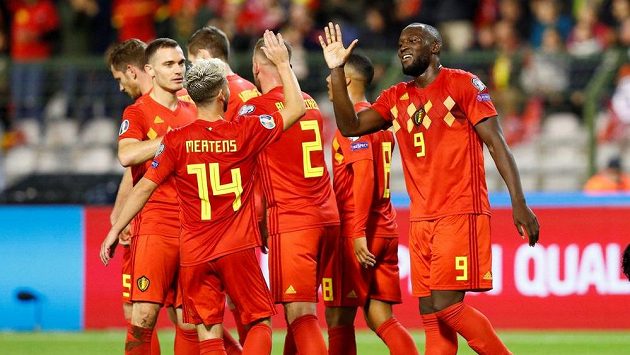 Belgičan Romelu Lukaku se raduje se spoluhráči po jednom z gólů proti San Marinu. Belgičan Romelu Lukaku se raduje se spoluhráči po jednom z gólů proti San Marinu.