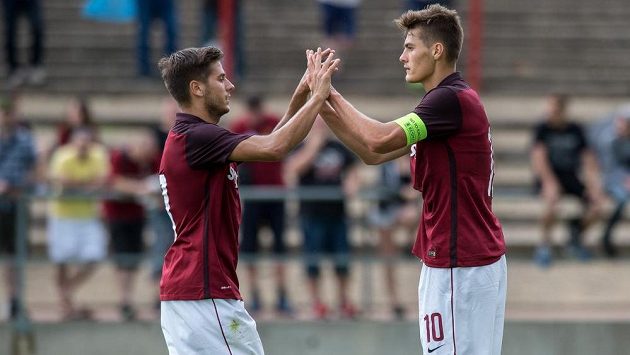 Fotbalisté pražské Sparty Aleš Čermák (vlevo) a Patrik Schick oslavují gól během přípravného zápasu s Českými Budějovicemi. Fotbalisté pražské Sparty Aleš Čermák (vlevo) a Patrik Schick oslavují gól během přípravného zápasu s Českými Budějovicemi.