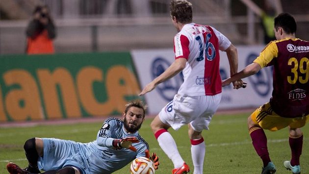 Zleva brankář Dukly Filip Rada, Milan Černý ze Slavie a Vjačeslav Karavajev z Dukly. Zleva brankář Dukly Filip Rada, Milan Černý ze Slavie a Vjačeslav Karavajev z Dukly.