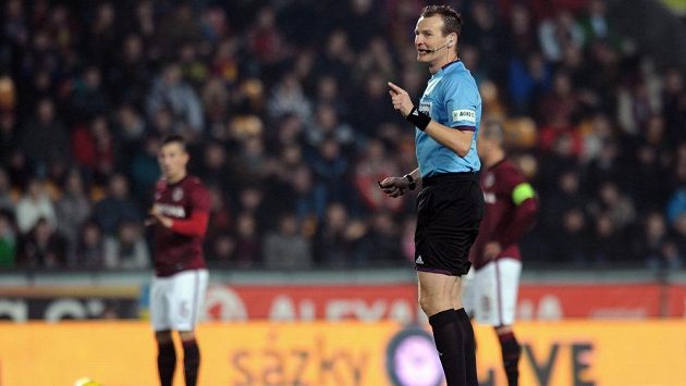 Rozhodčí Pavel Královec během utkání Gambrinus ligy mezi AC Sparta Praha a FK Baumit Jablonec. Rozhodčí Pavel Královec během utkání Gambrinus ligy mezi AC Sparta Praha a FK Baumit Jablonec.