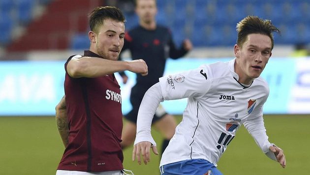 Zleva Lukáš Vácha ze Sparty a Dan Ožvolda z Baníku. Zleva Lukáš Vácha ze Sparty a Dan Ožvolda z Baníku.