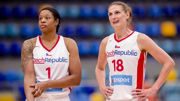 České basketbalistky Kia Vaughnová (vlevo) a Ilona Burgrová během přípravného utkání s Chorvatskem. České basketbalistky Kia Vaughnová (vlevo) a Ilona Burgrová během přípravného utkání s Chorvatskem.