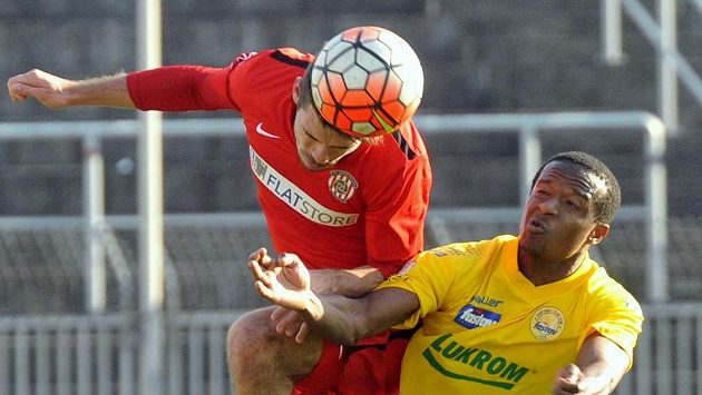 Vpravo Dame Diop ze Zlína, vlevo brněnský hráč Petr Buchta v souboji i balón. Vpravo Dame Diop ze Zlína, vlevo brněnský hráč Petr Buchta v souboji i balón.