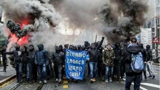 Tvrdé jádro fanoušků Dinama Záhřeb to jsou pořádně ostří hoši, kteří často zaměstnávají policii (ilustrační foto). Tvrdé jádro fanoušků Dinama Záhřeb to jsou pořádně ostří hoši, kteří často zaměstnávají policii (ilustrační foto).