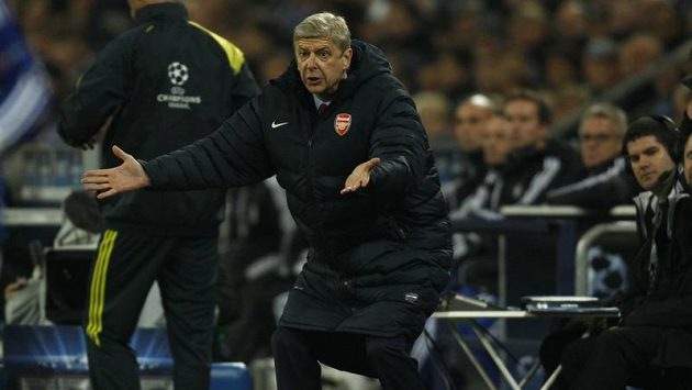Kouč Arsenalu Arséne Wenger se rozčiluje během utkání se Schalke. Kouč Arsenalu Arséne Wenger se rozčiluje během utkání se Schalke.