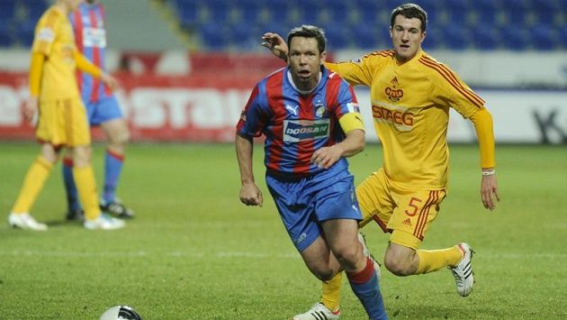 Marek Hanousek z Dukly stíhá plzeňského Pavla Horvátha. Marek Hanousek z Dukly stíhá plzeňského Pavla Horvátha.