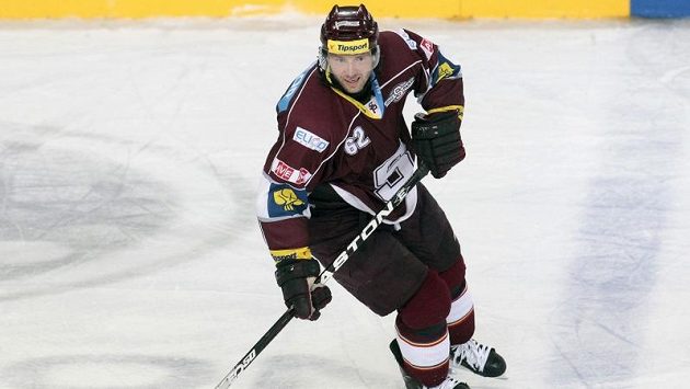 Petr Tenkrát se při absenci Tona ujal proti Chomutovu role střelce. Petr Tenkrát se při absenci Tona ujal proti Chomutovu role střelce.
