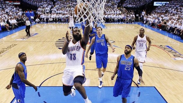 James Harden z Oklahoma City Thundershoots proti Dallasu Mavericks. James Harden z Oklahoma City Thundershoots proti Dallasu Mavericks.