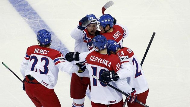 Čeští hokejisté se radují ze vstřelení gólu proti Slovensku. Vlevo je autor branky Ondřej Němec. Čeští hokejisté se radují ze vstřelení gólu proti Slovensku. Vlevo je autor branky Ondřej Němec.
