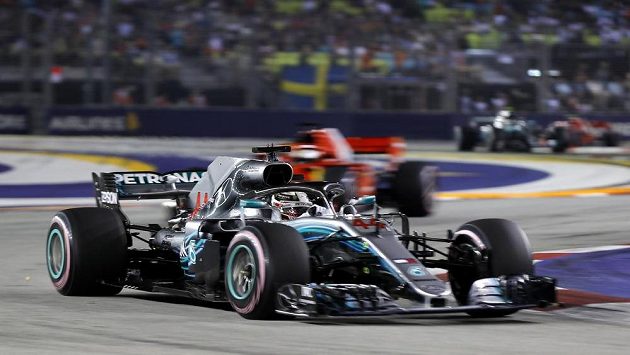 Lewis Hamilton na trati okruhu Marina Bay v Singapuru. Lewis Hamilton na trati okruhu Marina Bay v Singapuru.