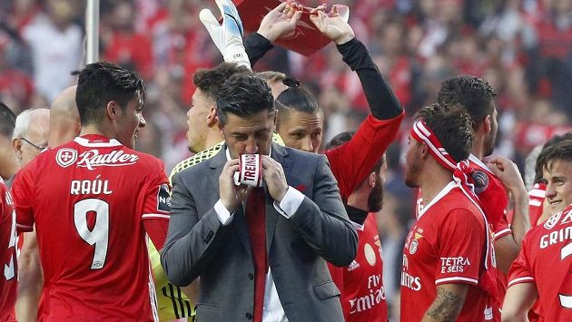 Benfica Lisabon získala počtvrté za sebou titul v portugalské fotbalové lize. Benfica Lisabon získala počtvrté za sebou titul v portugalské fotbalové lize.