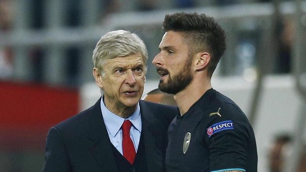 Trenér Arséne Wenger (vlevo) a hrdina zápasu s Olympiakosem Olivier Giroud. Trenér Arséne Wenger (vlevo) a hrdina zápasu s Olympiakosem Olivier Giroud.