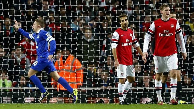 Gerard Deulofeu z Evertonu (vlevo) se raduje z gólu, který vstřelil Arsenalu. Gerard Deulofeu z Evertonu (vlevo) se raduje z gólu, který vstřelil Arsenalu.